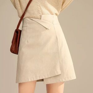 Fashionable irregular short skirt